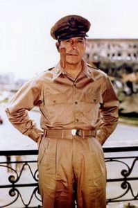 Douglas_MacArthur_smoking_his_corncob_pipe Le général MacArthur à Manille le 2 août 1945