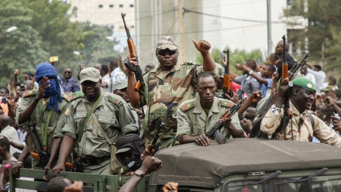 des-militaires-defilent-dans-les-rues-de-bamako-la-capitale-du-mali-le-18-aout-2020-apres-avoir-capture-le-president-ibrahim-boubacar-keita_6271944 des-militaires-defilent-dans-les-rues-de-bamako-la-capitale-du-mali-le-18-aout-2020-apres-avoir-capture-le-president-ibrahim-boubacar-keita
